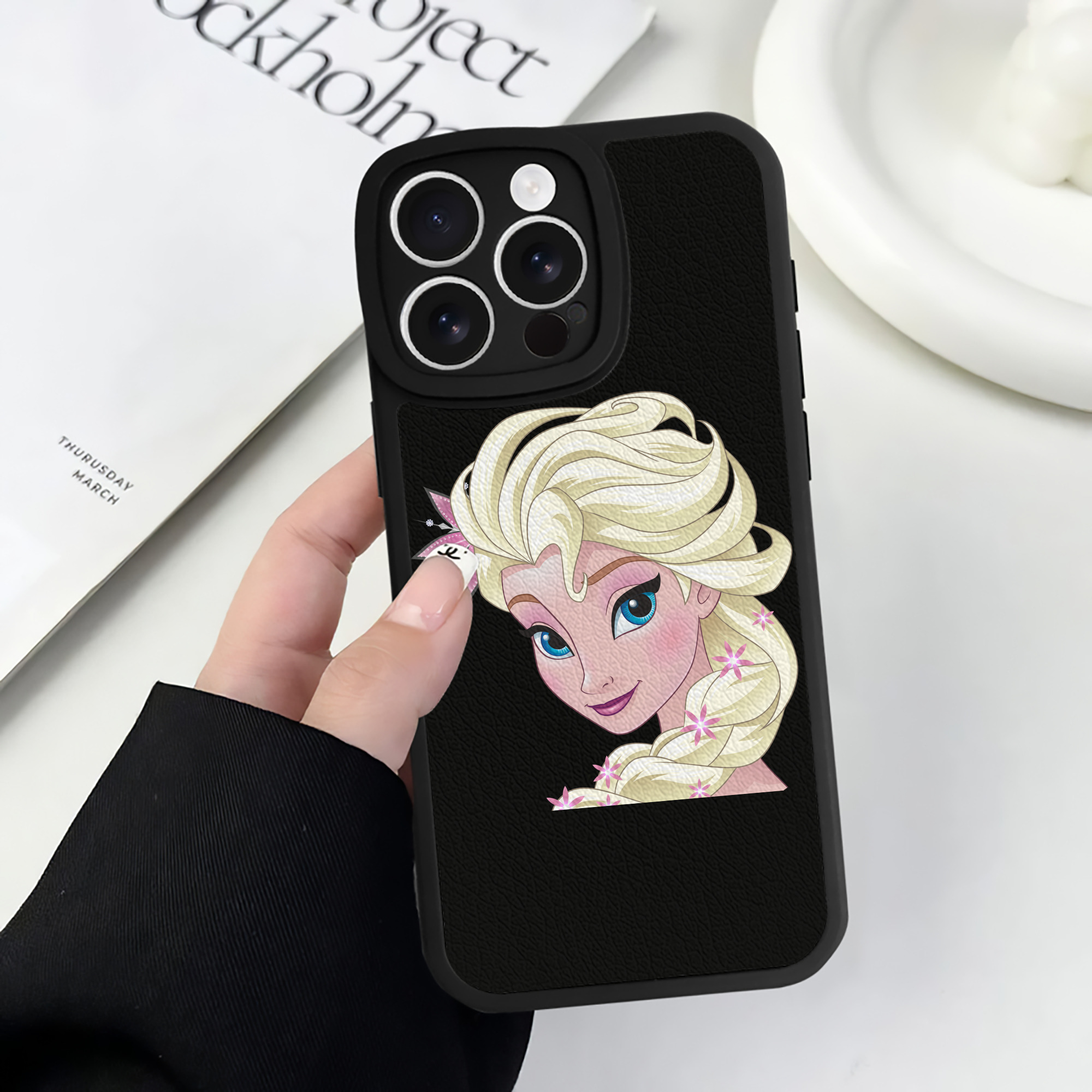 （画像用） アナと雪の女王 アンナ エルサ Frozen Anna Elsa 【iPhone 16シリーズ対応】シリコンスマホケース（レザー調） 材質：シリコン